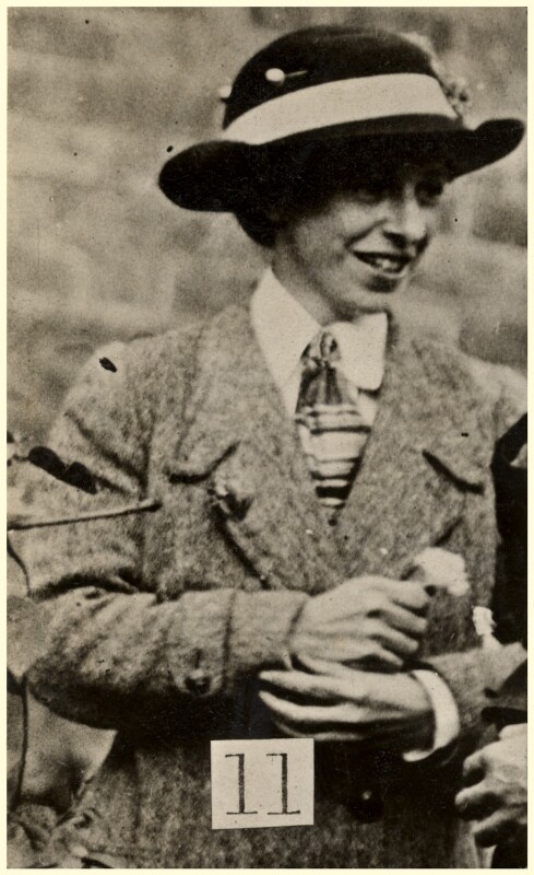 Historisches Erkennungsdienstliches Polizeifoto der Suffragette Mary Richardson in Brustansicht mit dunkler Jacke und aufrechtem Blick.