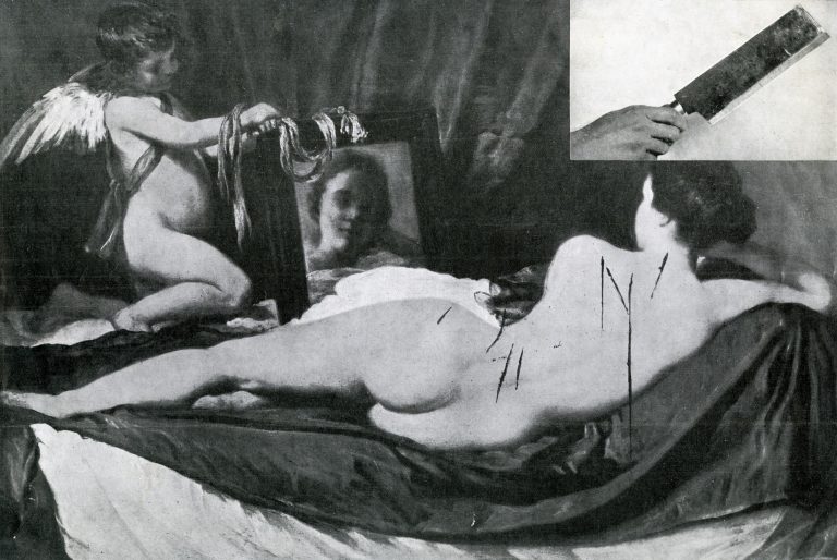 Historisches Zeitungsfoto des Gemäldes Rokeby Venus mit sieben tiefen, diagonalen Einschnitten in der Leinwand.